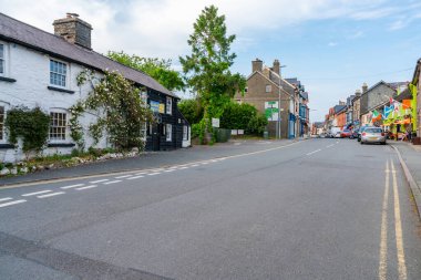 RHAYADER, WALES - 29 Haziran 2021: Rhayader, Powys 'de tarihi Radnorshire ilinin bir pazar kasabasıdır. Muazzam bir rezervuar ve baraj kompleksi olan Elan Vadisi 'ne açılan bir geçit.