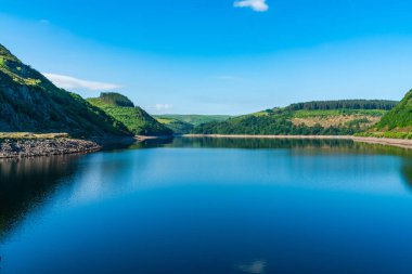 Rhayader yakınlarında Caban Coch Reservoir, Powys, Galler 'de Elan Vadisi