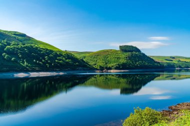 Rhayader yakınlarında Caban Coch Reservoir, Powys, Galler 'de Elan Vadisi