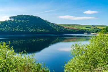 Rhayader yakınlarında Caban Coch Reservoir, Powys, Galler 'de Elan Vadisi