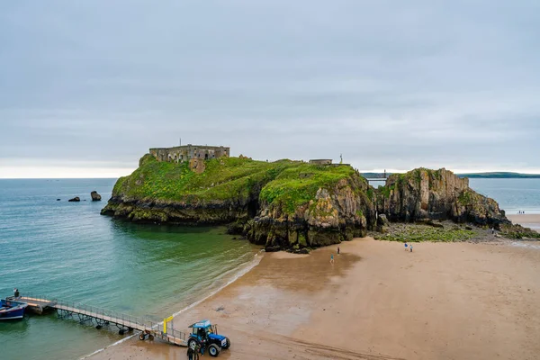 Tenby Wales Junio 2021 Gente Pasea Por Una Playa Arena — Foto de Stock