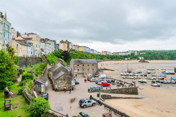 TENBY, WALES - 28 Haziran 2021: Tenby limanındaki renkli evler, Galler 'in Pembrokeshire şehrinde, Carmarthen Körfezi' nin batı yakasındaki bir sahil kasabası. 