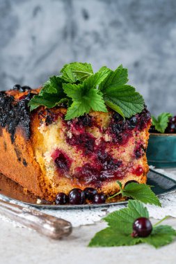 Ev yapımı siyah frenk üzümlü kek.