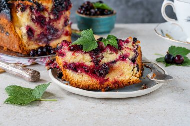 Ev yapımı siyah frenk üzümlü kek.