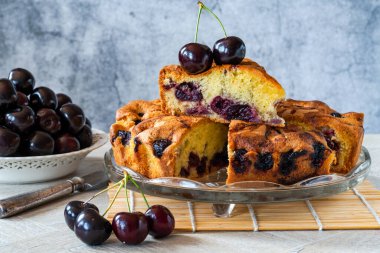 Ev yapımı siyah vişneli pandispanya.