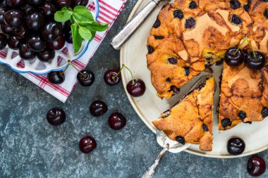 Siyah vişneli pandispanya - genel görünüm