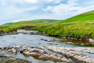 Elan Vadisi, Powys, Galler 'de Afon Elan nehri ile güzel Galler kırsal manzarası