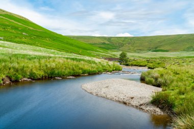 Galler 'in güzel kırsal manzarası Elan Vadisi, Powys, Galler' de Afon Elan nehri. Uzun pozlama efekti.