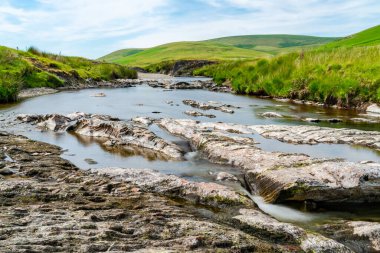 Galler 'in güzel kırsal manzarası Elan Vadisi, Powys, Galler' de Afon Elan nehri. Uzun pozlama efekti.
