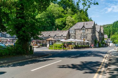 BETWS-Y-COED, WALES - 02 Temmuz 2021: Betws-y-coed, Galler 'in Conwy Vadisi' nde bir resim köyüdür. Galler 'in Snowdonia bölgesinde çok popüler bir ziyaretçi merkezidir.