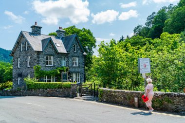 BETWS-Y-COED, WALES - 02 Temmuz 2021: Betws-y-karma Galler 'in Snowdonia bölgesindeki Conwy Vadisi' nde bulunan resimli bir köydür. Açık hava aktiviteleri için bir merkez ve çok popüler bir ziyaretçi merkezi.