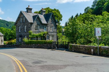 BETWS-Y-COED, WALES - 02 Temmuz 2021: Betws-y-karma Galler 'in Snowdonia bölgesindeki Conwy Vadisi' nde bulunan resimli bir köydür. Açık hava aktiviteleri için bir merkez ve çok popüler bir ziyaretçi merkezi.