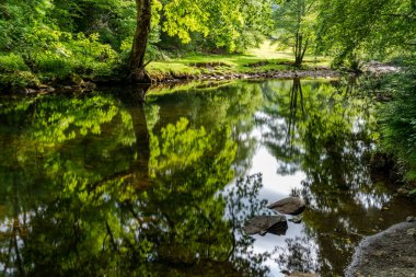 Llugwy nehri Betws-y-coed, Galler 'de. Uzun pozlama efekti