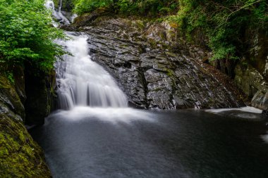 Kuzey Galler 'deki Betws-Y-Coed yakınlarında Swallow Falls. Uzun pozlama efekti