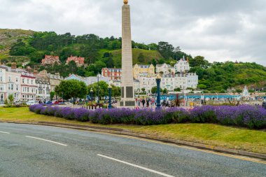 LLANDUDNO, WALES - HAZİRAN 03, 2021: Llandudno 'nun sokak manzarası - Galler' in en büyük sahil beldesi, North Shore Sahili ve 19. yüzyıl Llandudno İskelesi.
