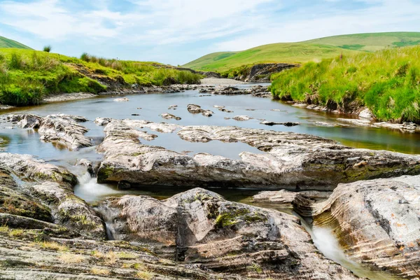 威尔士波依斯埃兰谷中 美丽的威尔士乡村与阿丰伊兰河相望 长期暴露效果 — 图库照片