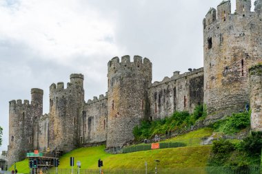 Conwy, Walls, 4 Temmuz 2021 'de Convy Kalesi' nin manzarası. I. Edward tarafından 1283 ve 1289 yılları arasında inşa edilen ünlü 13. yüzyıl Conwy Kalesi Galler 'e gelen ziyaretçiler için popüler bir turistik merkezdir..