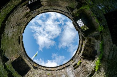 Convy Castle 'daki bir kulenin tepeye bakan görüntüsü, 4 Temmuz 2021. 1283 ve 1289 yılları arasında inşa edilen ünlü 13. yüzyıl Conwy Kalesi Galler 'e gelen ziyaretçiler için popüler bir turistik merkezdir.