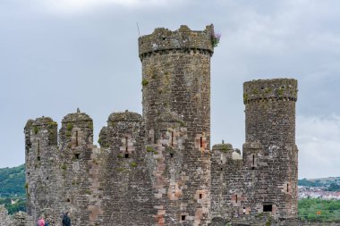 Conwy, Walls - 4 Temmuz 2021: Convy Kalesi harabeleri. I. Edward tarafından 1283 ve 1289 yılları arasında inşa edilen ünlü 13. yüzyıl Conwy Kalesi Galler 'e gelen ziyaretçiler için popüler bir turistik merkezdir..