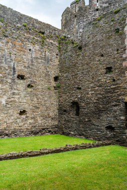 Conwy, Walls - 4 Temmuz 2021: Convy Kalesi harabeleri. I. Edward tarafından 1283 ve 1289 yılları arasında inşa edilen ünlü 13. yüzyıl Conwy Kalesi Galler 'e gelen ziyaretçiler için popüler bir turistik merkezdir..