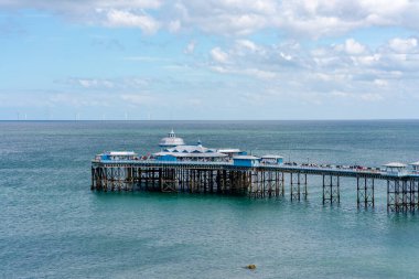 LLANDUDNO, WALES - 4 Temmuz 2021 'de Llandudno 2. Sınıfı, Llandudno Körfezi' nin karşısındaki iskeleye baktı. 2295 feet yükseklikte, iskele Galler 'in en uzun ve İngiltere ve Galler' in en uzun beşinci iskelesidir.