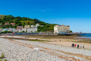 LLANDUDNO, WALES - Temmuz 05, 2021: Llandudno, Galler 'in kuzey sahili ve 19. yüzyıl Llandudno Rıhtımı ile bilinen en büyük sahil beldesidir. Galler 'i ziyaret eden turistler arasında popülerdir.