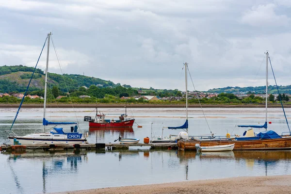 Conwy Wales 2021年7月4日 低潮时在Conwy码头的船只和游艇 从河口到Deganwy的风景 康威是个海滨集镇 也是个受欢迎的旅游胜地 — 图库照片