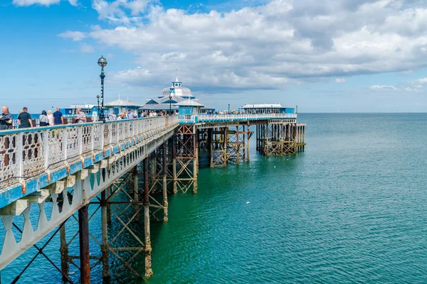 Llandudno Wales 2021年7月5日 人々はLlandudno Pierで晴れた天気を楽しんでいます ウェールズで最も長い桟橋は Landudno海岸の素晴らしい景色 リラックスした散歩とエンターテイメントを提供しています — ストック写真