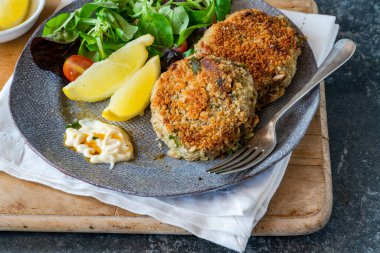 Yeşil yaprak salatası, sarımsaklı mayonez ve limonlu balık köftesi.