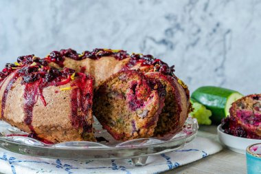 Kabak, ceviz ve frenk üzümlü kek.