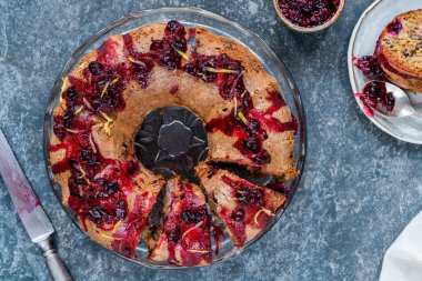 Kabak, ceviz ve frenk üzümlü kek.