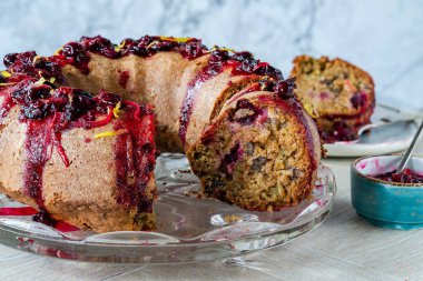 Kabak, ceviz ve frenk üzümlü kek.