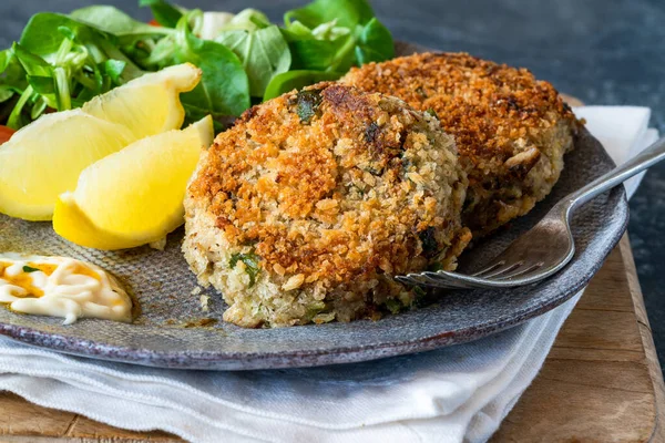 Sardinenfischkuchen Mit Grünem Blattsalat Knoblauchmayo Und Zitronenspalten — Stockfoto