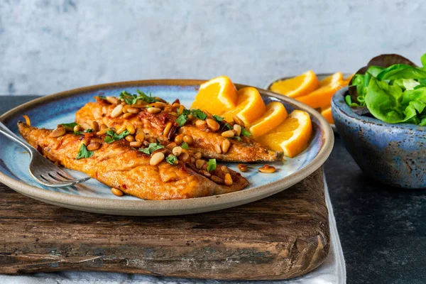 Fillet Mackerel Dengan Oranye Dan Harissa Glaze Salad Daun Hijau — Stok Foto
