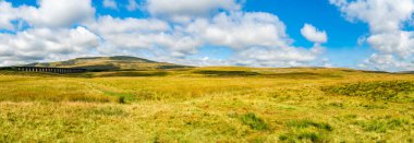 Yorkshire Dales, Kuzey Yorkshire, İngiltere 'de geniş panoramik manzara ve Ribblehead Viaduct (ya da Batty Moss Viaduct) manzarası