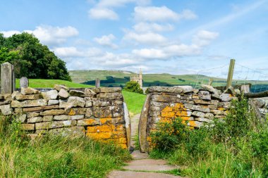 Hawes, Yorkshire Dales, North Yorkshire, İngiltere 'deki St. Margaret Kilisesi' nin uzaktan görüşü