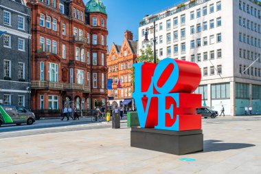 SEPTEMBER 07, 2021: Berkeley Meydanı 'ndaki kaldırımda 