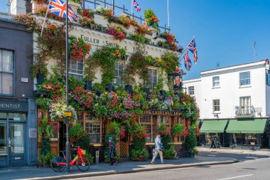 Londra 'nın Notting Hill, Churchill Arms Public House' daki en renkli barı yaz boyunca sepetler dolusu güzel çiçeklerle süslenmiştir.