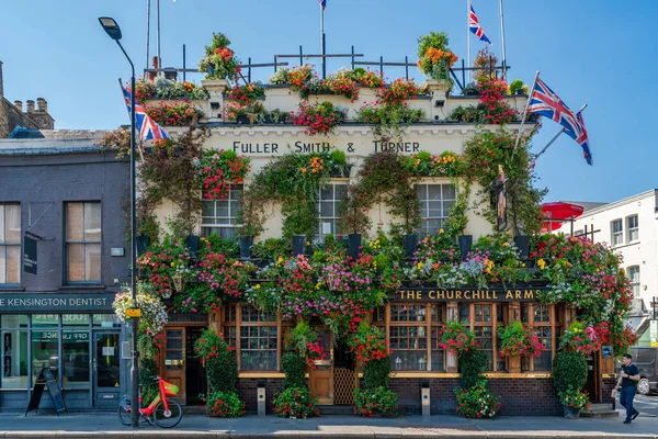 Londra 'nın Notting Hill, Churchill Arms Public House' daki en renkli barı yaz boyunca sepetler dolusu güzel çiçeklerle süslenmiştir.