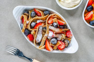 Taze yaz meyveli krep kurdeleleri - çilek ve yabanmersini