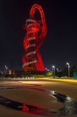 Kraliçe Elizabeth Olimpiyat Parkı - Londra, İngiltere, Arcelormittal yörüngede gece görünümü