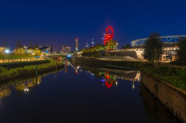 Kraliçe Elizabeth Olimpiyat Parkı - Londra, İngiltere'de gece görünümü