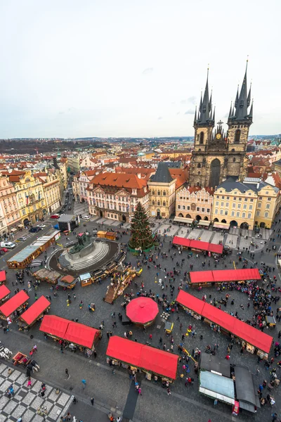 Mercado de Navidad en la Plaza de la Ciudad Vieja, Praga - vista arial — Foto de Stock