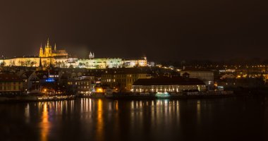 Kalenin karşısındaki Vltava Nehri Prag, Çek Cumhuriyeti