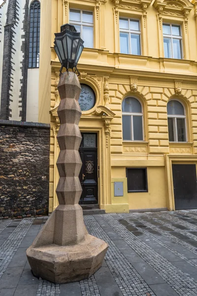 Um único poste de lâmpada cubista em Praga - República Checa — Fotografia de Stock