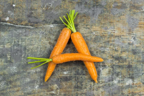 Zanahorias en mesa de madera vieja — Foto de Stock