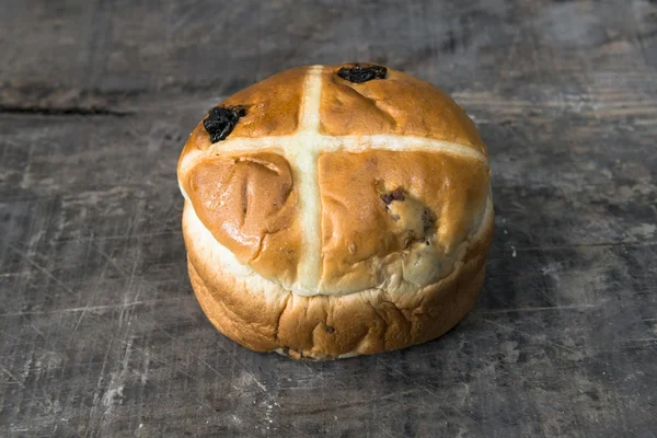 Великдень гарячий хрест булочка — стокове фото