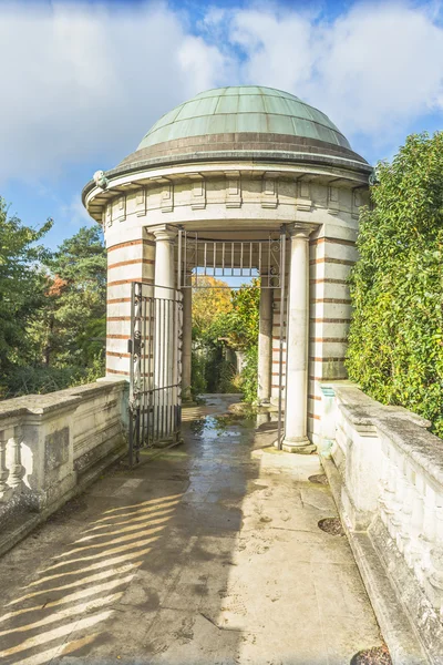 Pergola w jesiennym parku — Zdjęcie stockowe