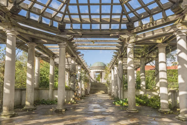 Pergola w jesiennym parku — Zdjęcie stockowe