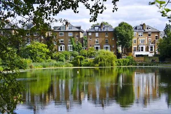 Sommerlandschaft in den Vororten Londons — Stockfoto